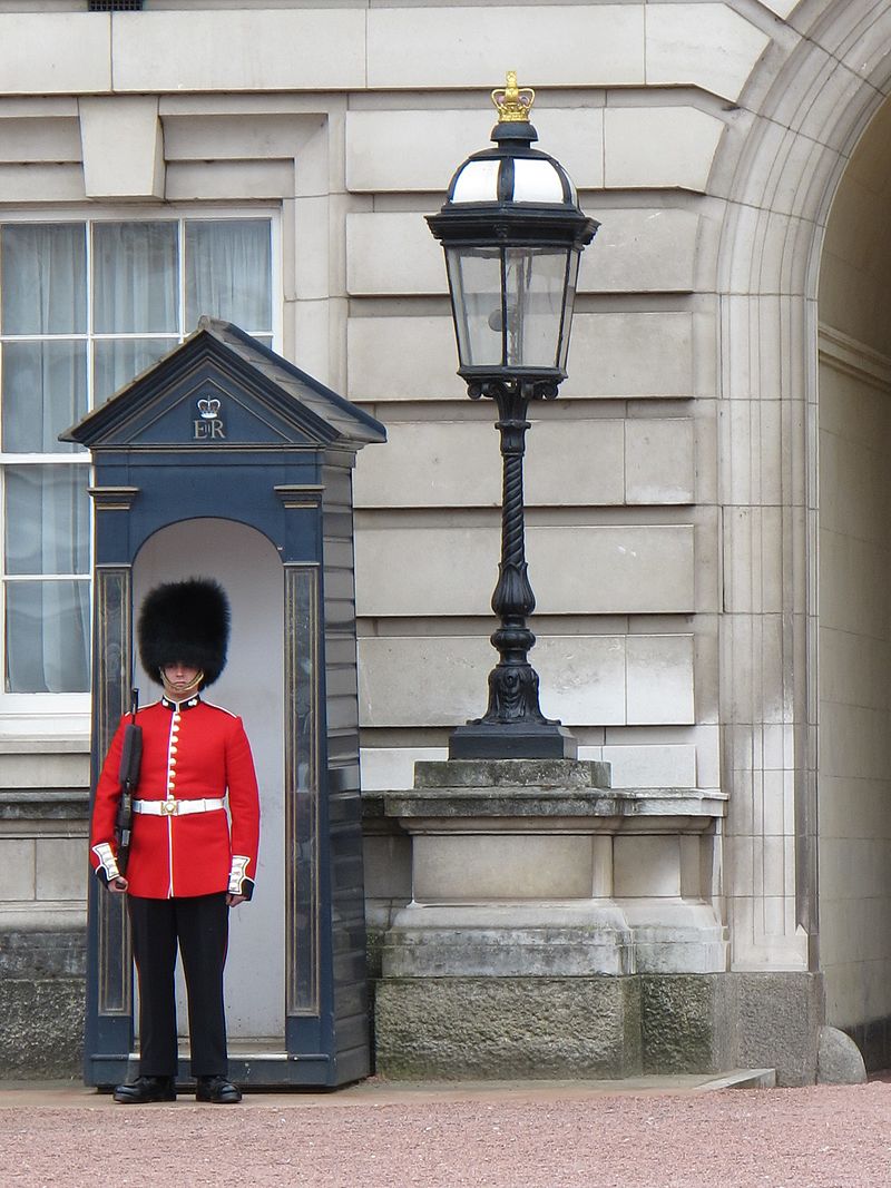 grenadier_guards_buckingham_palace_2013_cropped