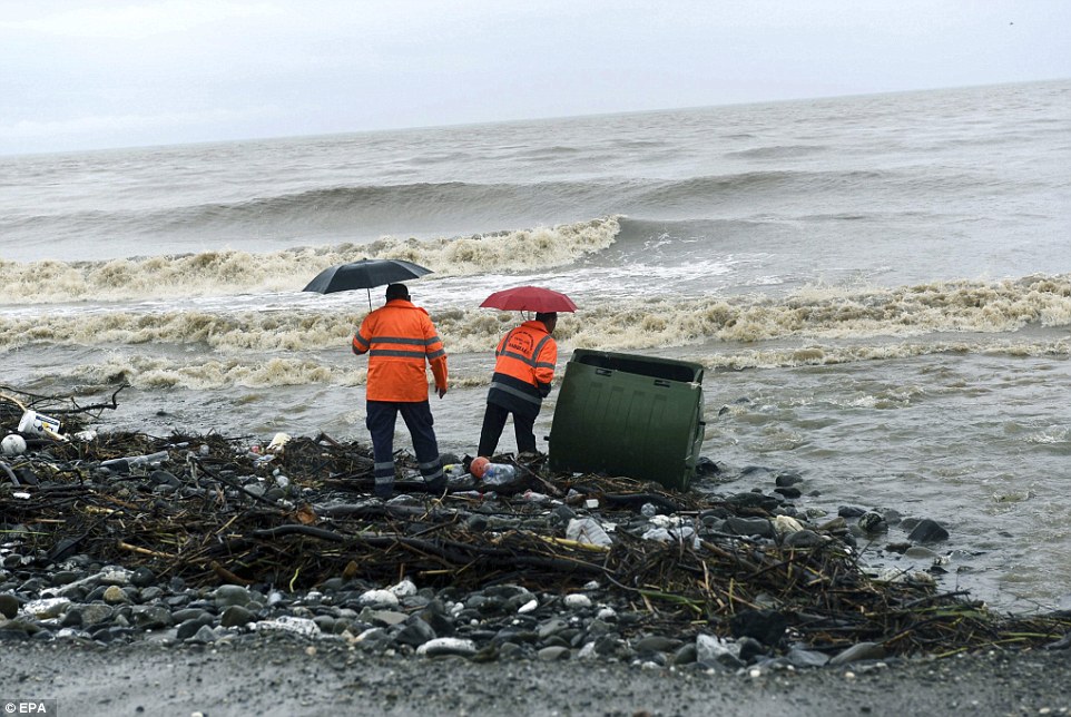 3B0705A900000578-3999134-Pictured_is_the_damage_done_on_the_San_Pedro_beach_after_heavy_r-a-63_1480868879170