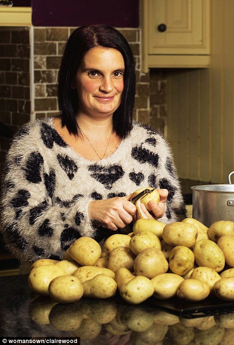2425A94600000578-2878952-Food_mountain_Sue_Radford_needs_a_10kg_turkey_7kg_of_potatoes_an-m-25_1418981939762