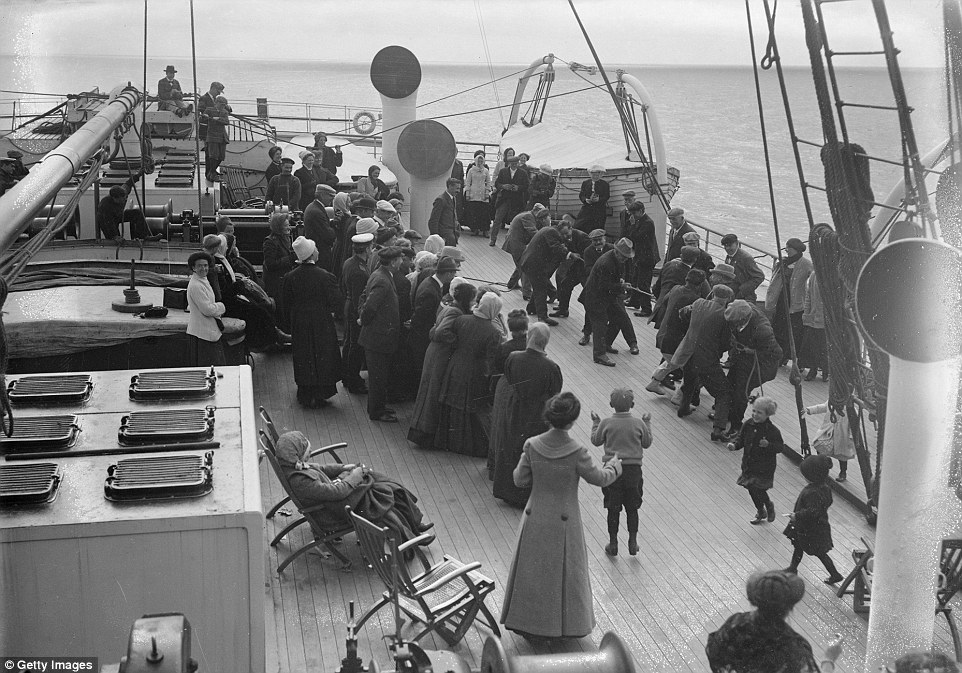 2C1383A000000578-3226659-Passengers_on_board_the_Cunard_cruise_liner_Franconia_engage_in_-m-4_1442473242666