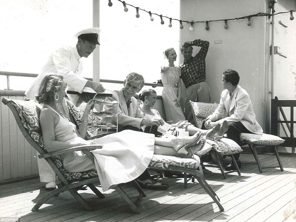 2C5857BA00000578-3226659-The_lap_of_luxury_Passengers_being_served_on_board_a_Cunard_ship-a-9_1442336785612