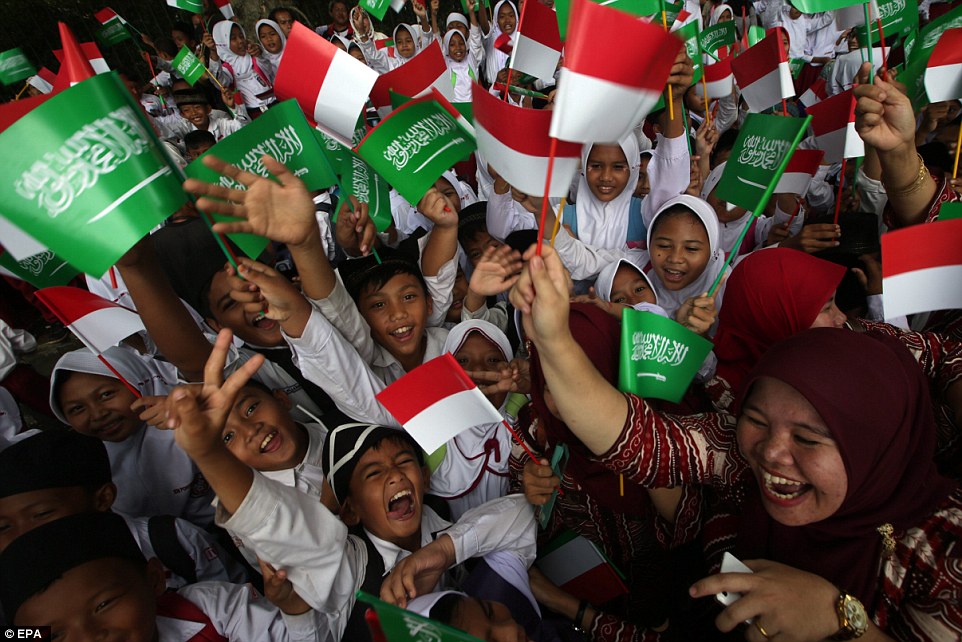 3DD4770600000578-4270328-Indonesian_students_wave_flags_as_they_wait_for_Saudi_Arabia_s_K-a-7_1488374132460