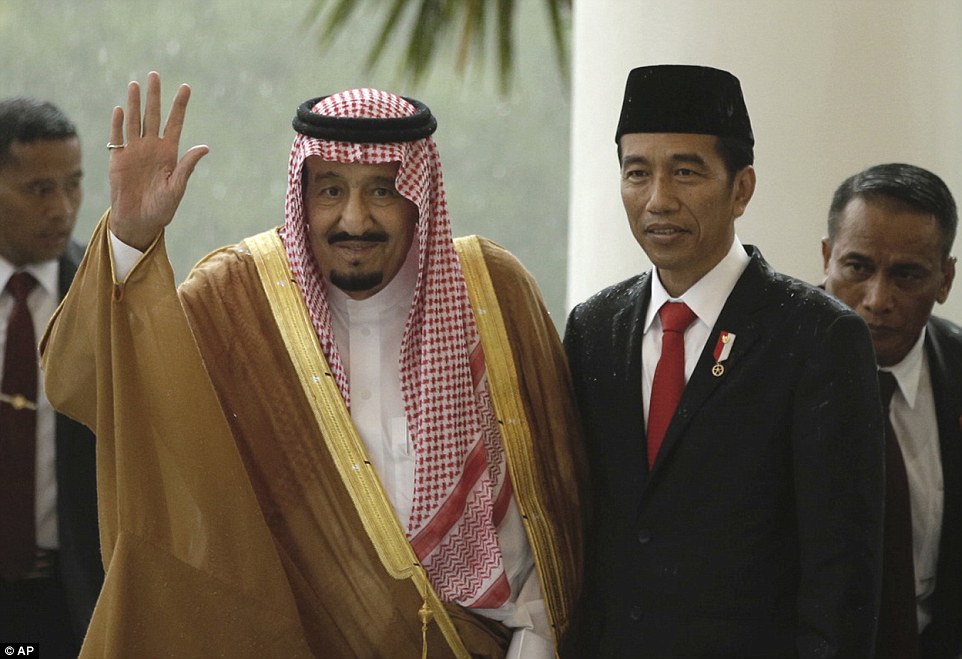 3DD4927E00000578-4270328-Saudi_King_Salman_left_waves_as_he_stands_next_to_Indonesian_Pre-a-6_1488374132421