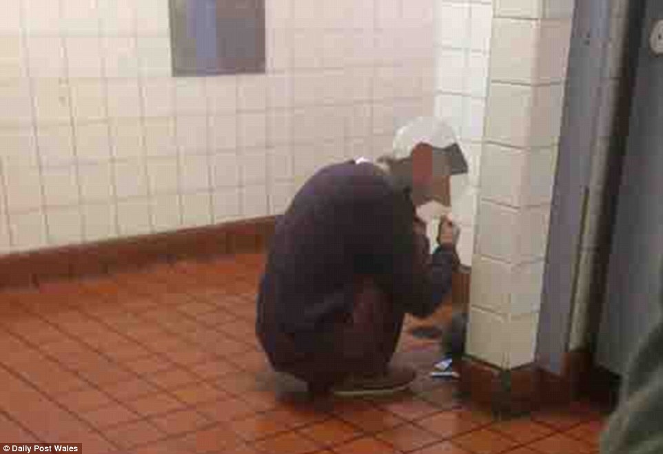 3E01104F00000578-4284612-Another_man_was_snapped_in_the_bus_station_toilets_appearing_to_-a-57_1488820798976