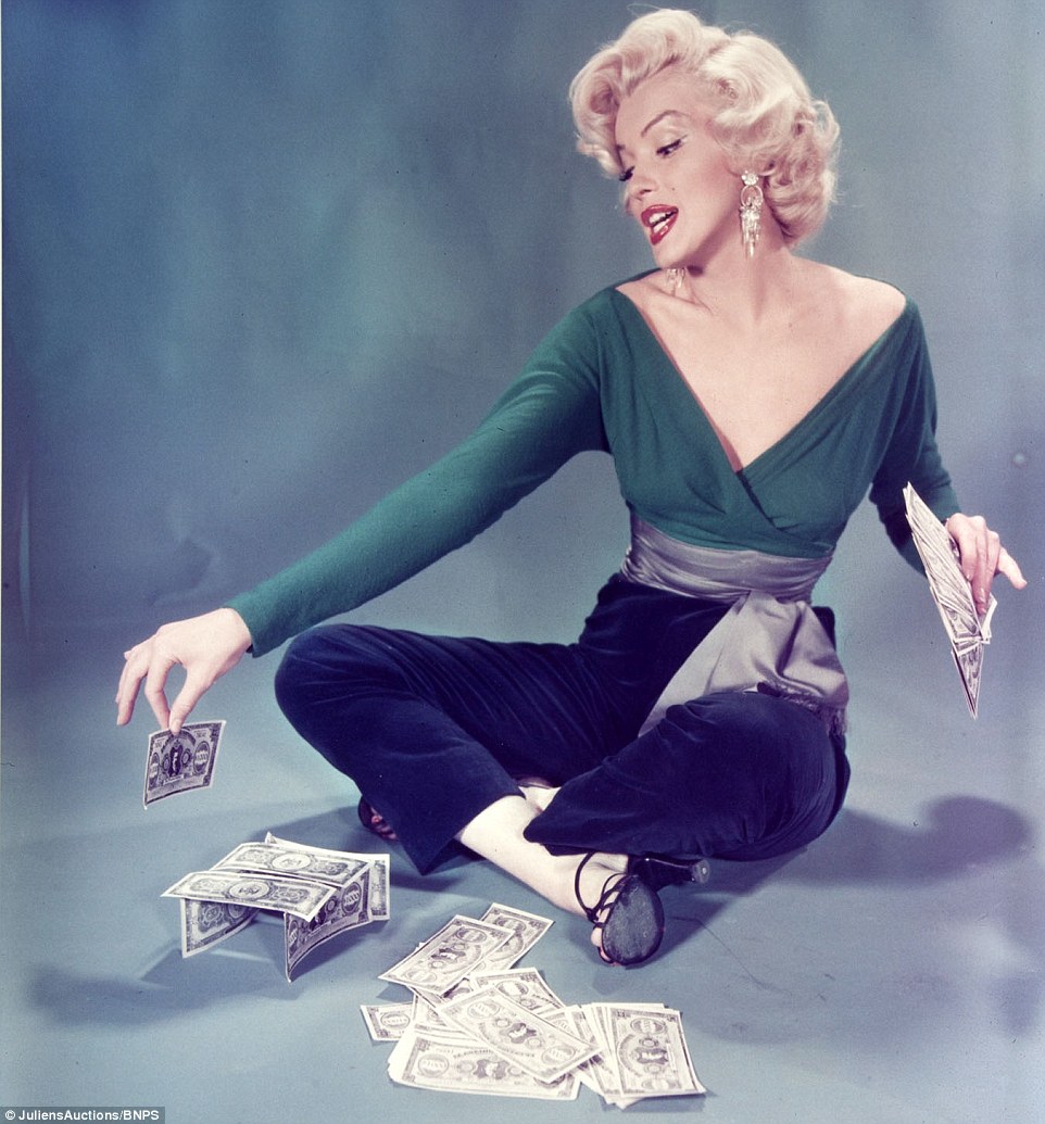 3E7BB48200000578-4334784-Marilyn_posed_coquettishly_while_building_a_tower_out_of_dollar_-a-23_1490100038909 (1)