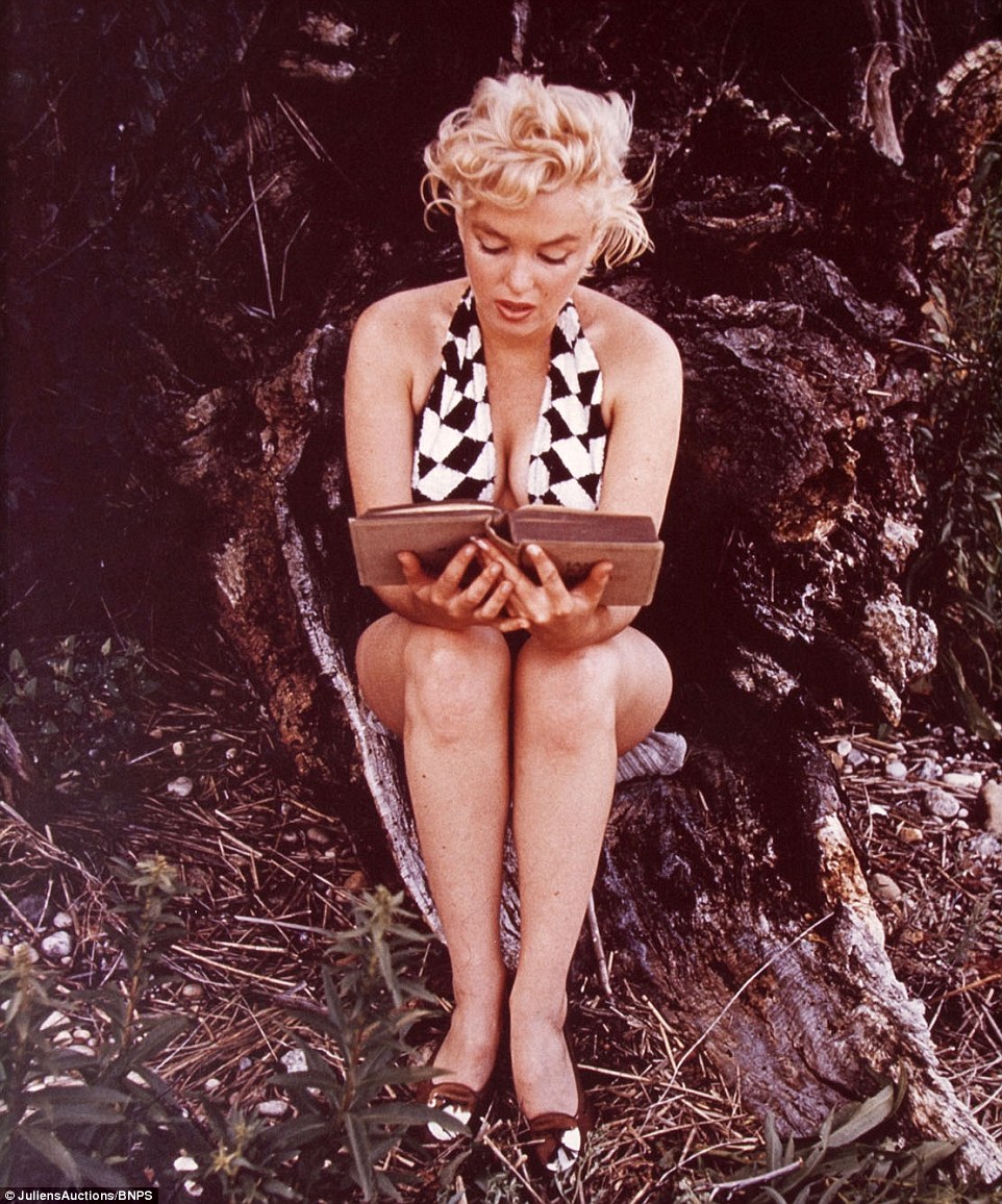 3E7BB97900000578-4334784-One_unusual_photo_by_Eve_Arnold_captures_Monroe_reading_a_book-a-7_1490100038471