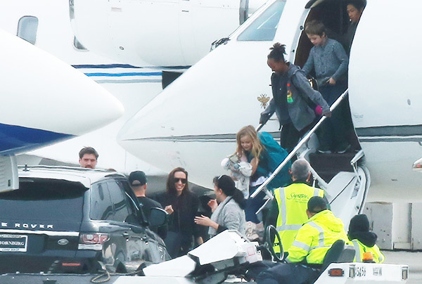 angelina-jolie-kids-children-plane-ffn-3