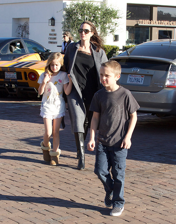 angelina-jolie-kids-shopping-trip-3