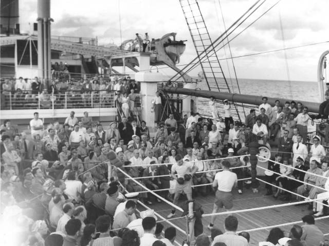 historical_photos_that_offer_a_glimpse_at_all_the_glamor_that_a_cruise_ship_traveling_was_back_then_640_37