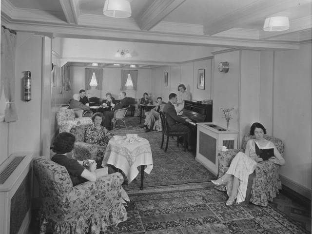 historical_photos_that_offer_a_glimpse_at_all_the_glamor_that_a_cruise_ship_traveling_was_back_then_640_67