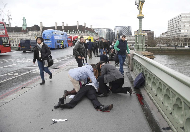 Injured people are assisted after an incident on Westminster Bridge in London, March 22, 2017. REUTERS/Toby Melville