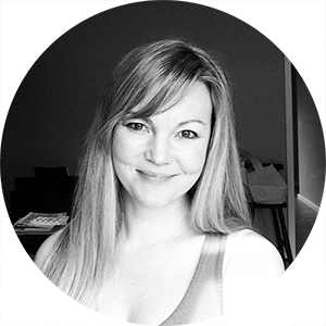 Headshot+of+Nicky+Laatz+-+links+to+her+Creative+Market+shop.+I+had+the+pleasure+of+interviewing+Nicky+over+at+www.sarahdesign.com.+Check+it+out!