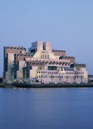 The British Secret Intelligence Service, MI6, have their main office at Vauxhall Cross, designed by architect Terry Farell. ca. 1985-1997 London, England, UK
