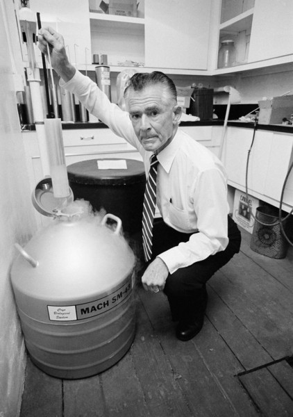 Robert K. Graham displays a container holding the sperm of one of his donors at his underground laboratory shown August 6, 1982 in Escondido, California. Graham founded the Repository for Germinal Choice to collect sperm from highly intelligent men with the hope of producing a generation of smarter people. (AP Photo/Ignelzi) Samen-Sammler Robert Graham zeigt am 6. August 1982 in seinem Institut im kalifornischen Escondido einen Container mit Samenspenden herausragend intelleigenter Männer. Seine Samenbank hat sich auf Spenden dieser Art spezialisiert.
