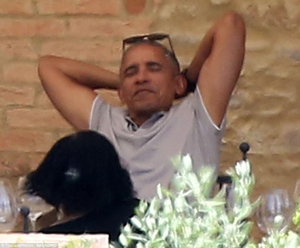 40ADBA8100000578-4534460-Happy_as_can_be_The_former_president_wore_his_sunglasses_on_top_-m-83_1495553799323