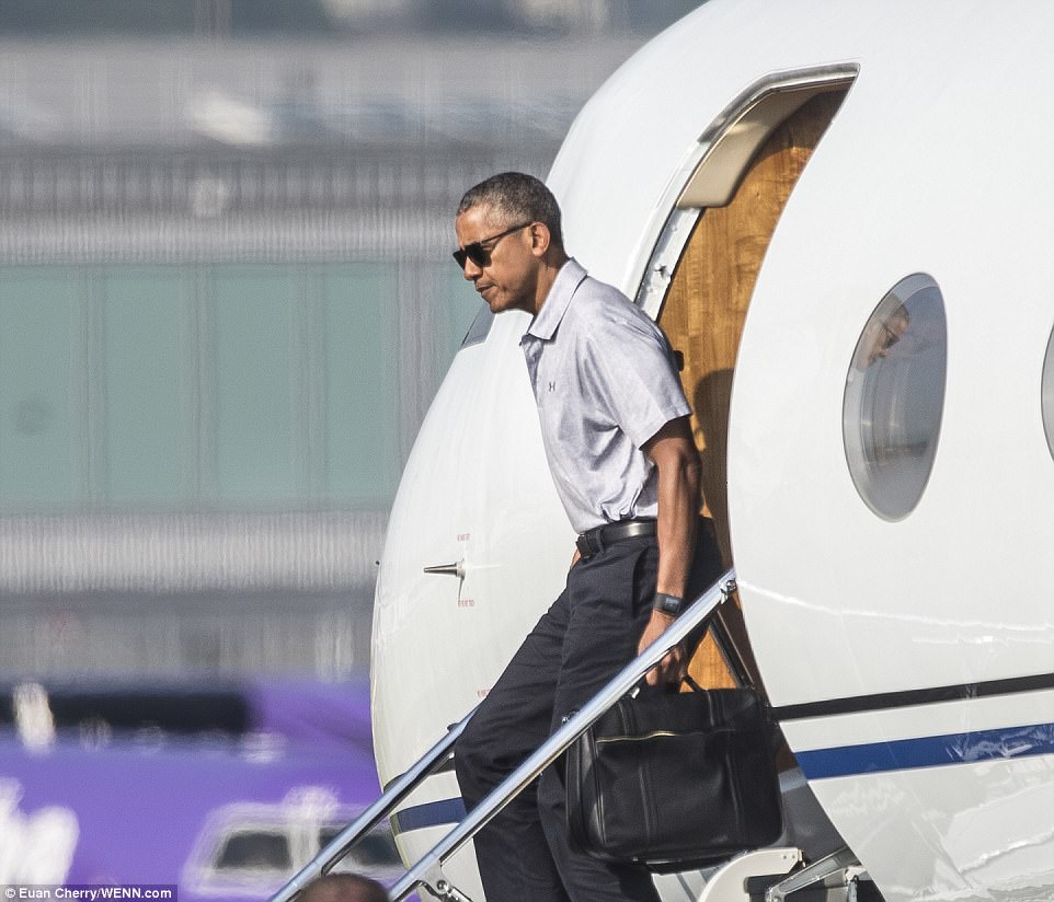 40CFB12700000578-4544430-He_carried_his_own_bag_as_he_deplaned_from_the_private_jet-a-28_1495799551807