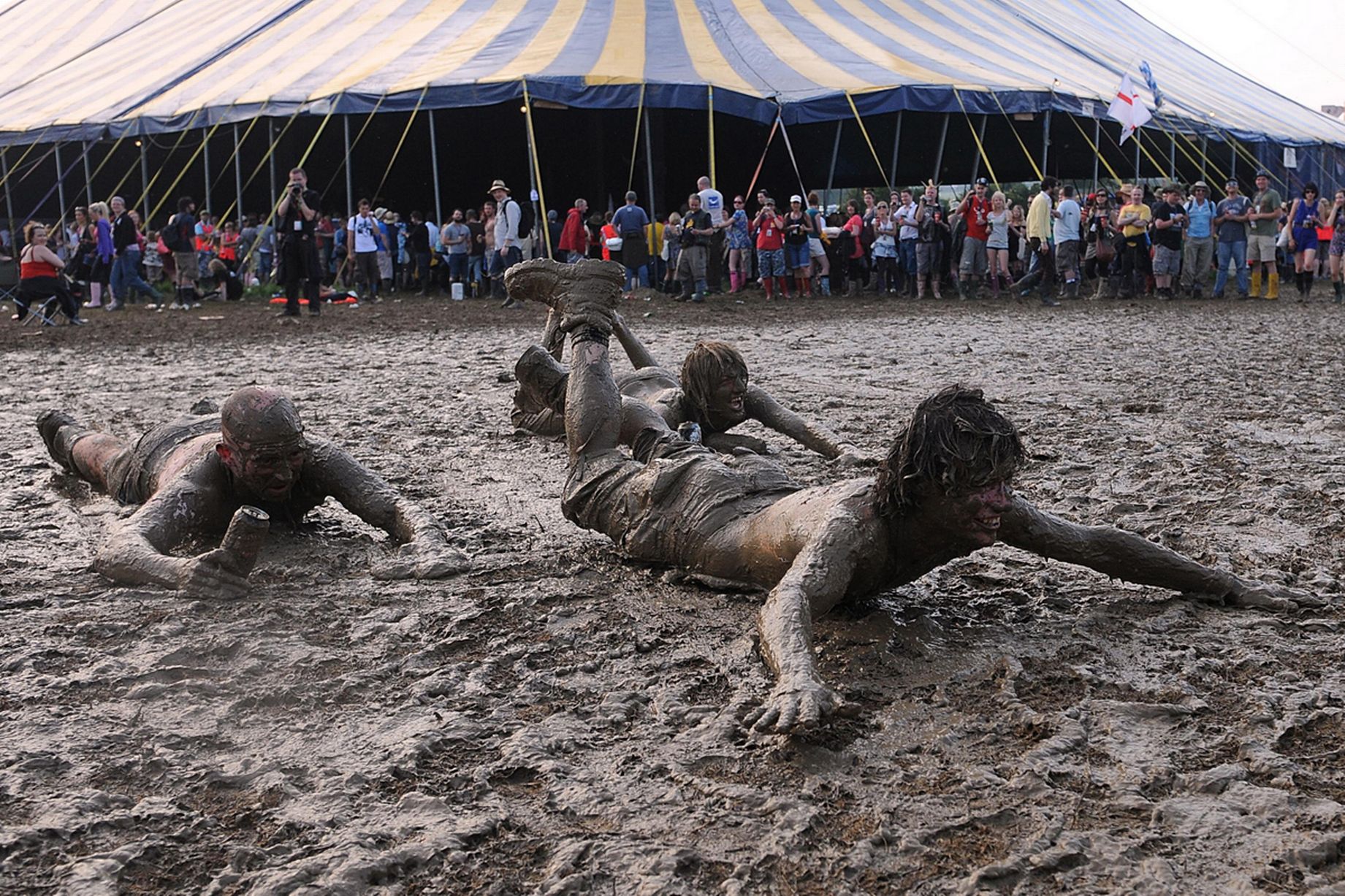 Glastonbury-music-festival-mud