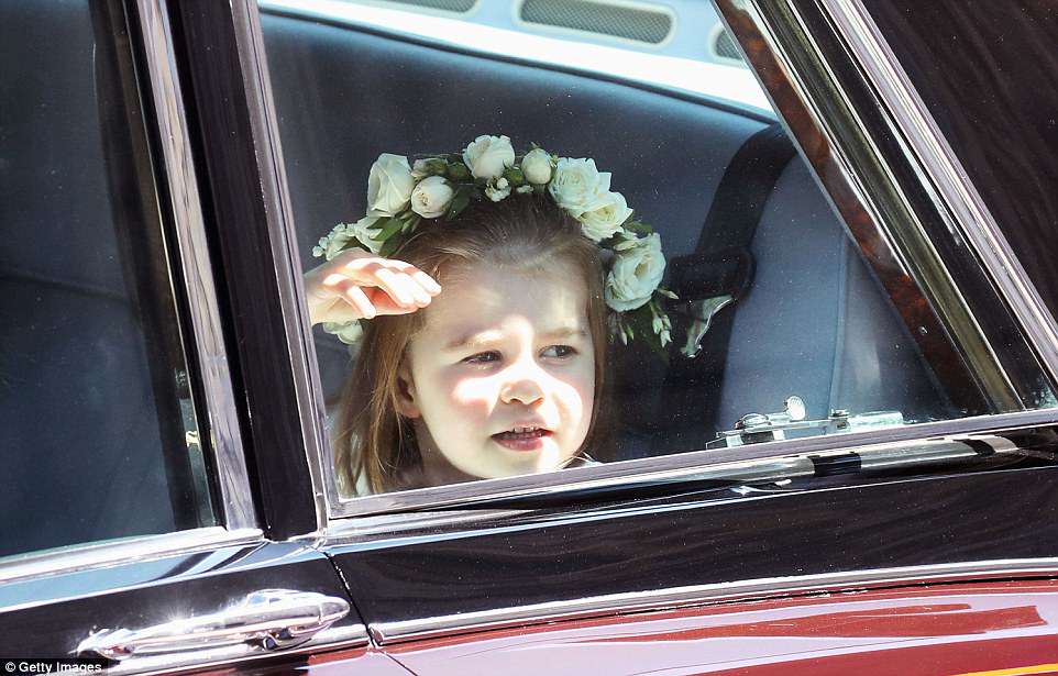 4C6D918C00000578-5747793-Princess_Charlotte_of_Cambridge_arrives_at_the_wedding_of_Prince-a-44_1526730770775