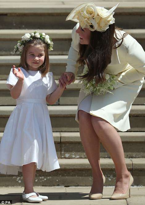 4C6E413C00000578-5747917-Princess_Charlotte_and_the_Duchess_of_Cambridge_on_the_steps_of_-m-125_1526739192482