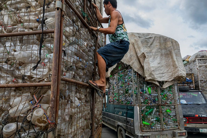 plastic-crisis-impact-on-wildlife-national-geographic-june-issue-cover-13-5afd857737299__880
