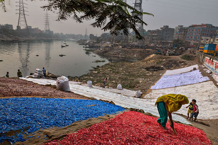 plastic-crisis-impact-on-wildlife-national-geographic-june-issue-cover-22-5afd85c9b2632__880