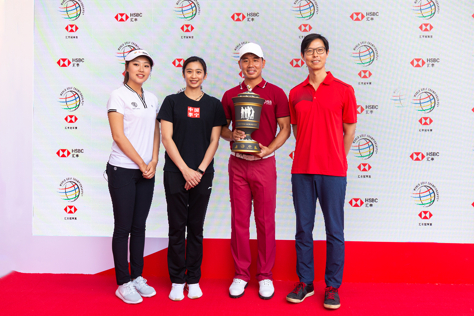 跨界高尔夫挑战赛_合影，从左至右依次是隋响、王琳、吴阿顺、汇丰CEO