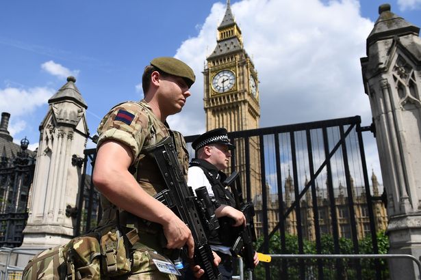 0_TOPSHOT-A-British-Army-soldier-patrols