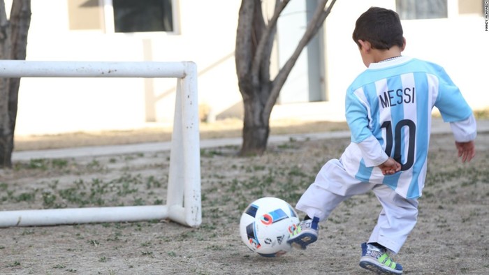 160225130450-murtaza-ahmadi-lionel-messi-afghanistan-super-169