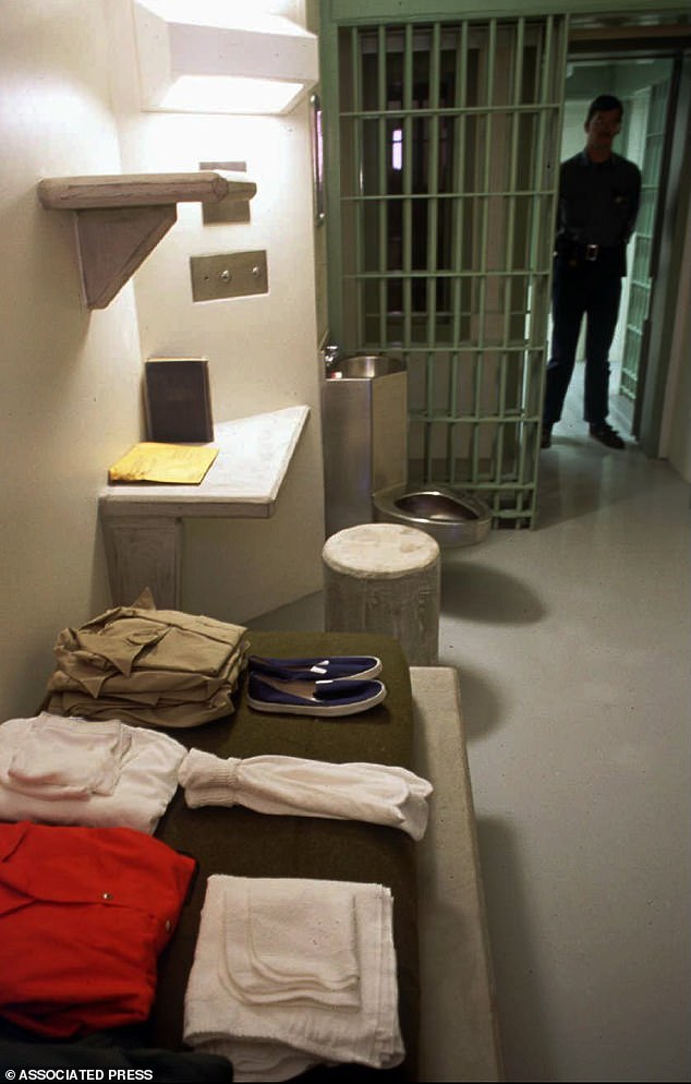 9736366-6702159-Inside_look_at_ADX_Florence_One_of_the_cells_in_supermax_prison_-a-24_1550099332094