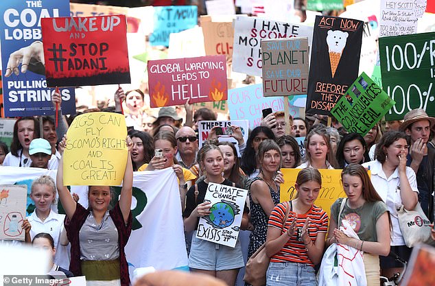 9835538-0-Students_gather_to_demand_the_government_take_action_on_climate_-m-27_1550181456095