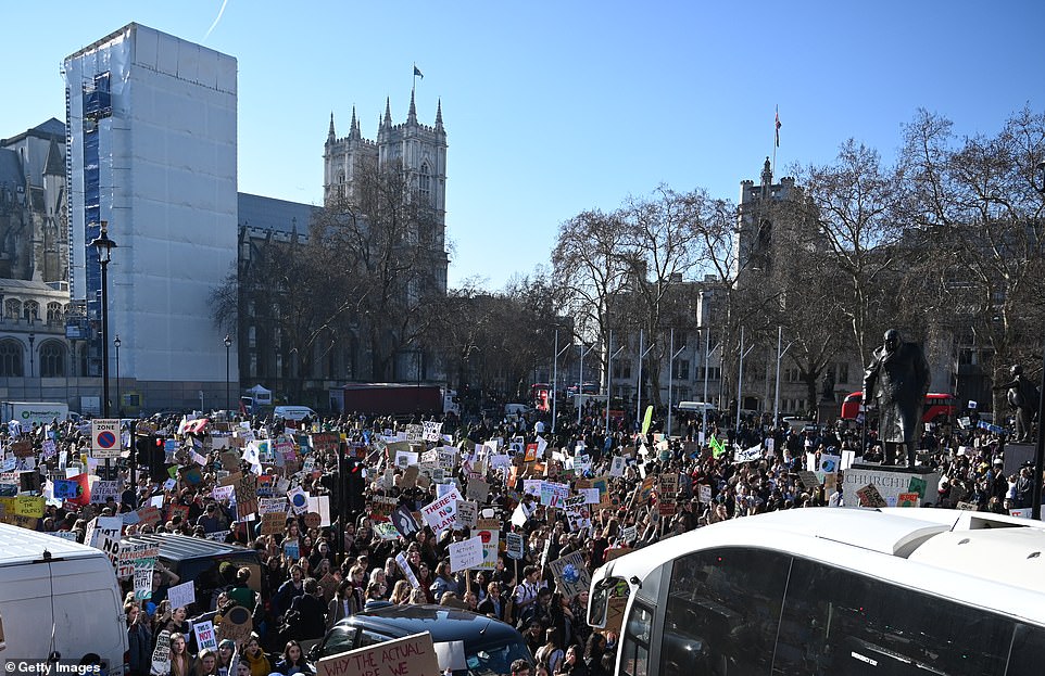 9860414-6707907-Thousands_of_schoolchildren_take_part_in_the_huge_student_climat-a-1_1550313574206