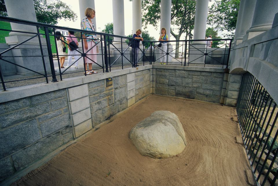 historic-plymouth-rock-522046774-581a190c5f9b581c0b945b7a