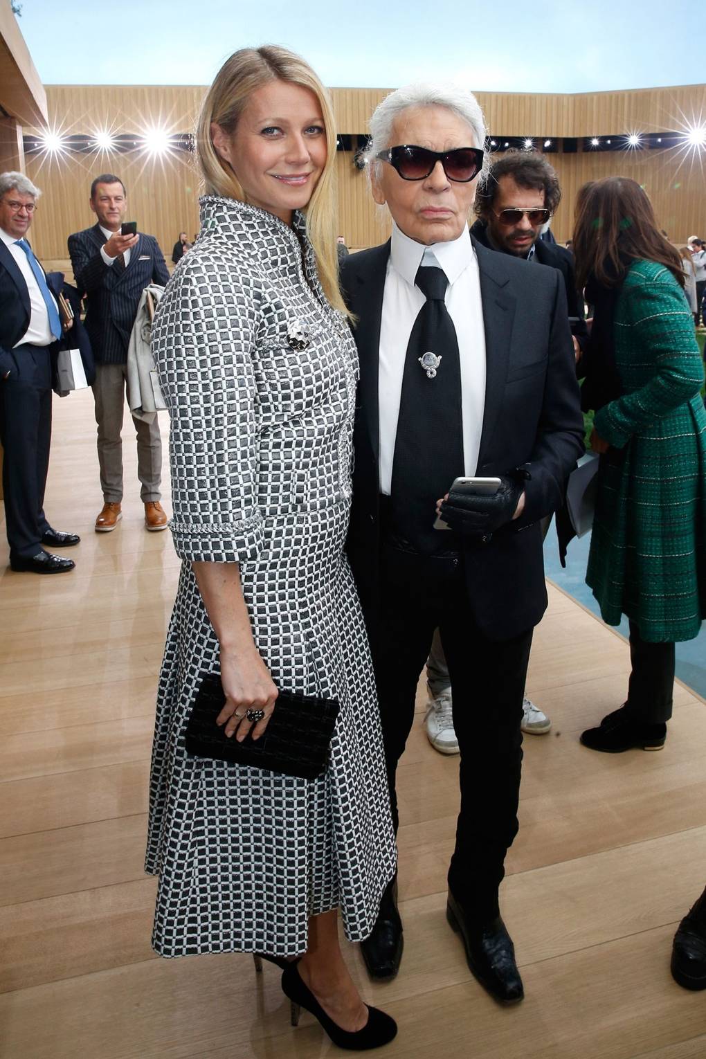 karl-lagerfeld-gwyneth-paltrow-couture-2016-vogue-11may16-getty_b