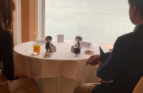 「ロボットが会話を代行する婚活パーティーin竹芝」の様子。テーブルの上には会話を代行するロボホンが置かれる