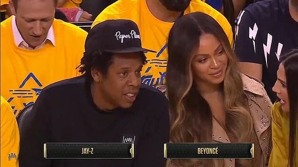 1_Beyonce-and-Jay-Z-at-basketball-game
