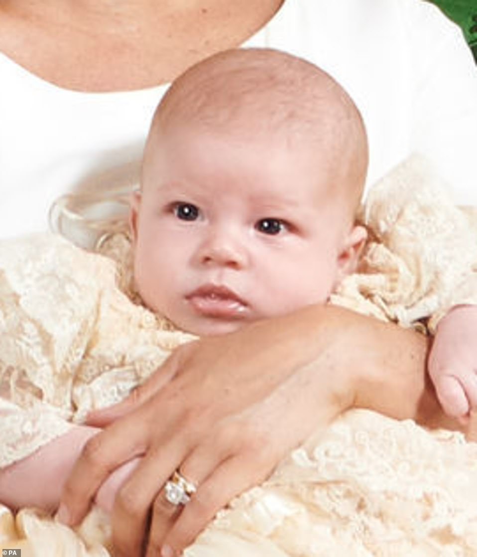 15709286-7219483-Finally_baby_Archie_s_face_is_revealed_The_stunning_snap_shows_o-m-4_1562436823753