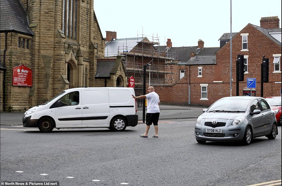 17103068-7342081-A_motorist_gets_out_of_his_vehicle_to_direct_traffic_after_a_pow-a-125_1565380440963
