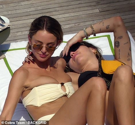 17141246-7345275-Lovely_The_pair_were_cuddling_together_poolside_on_their_Italian-m-33_1565492760270