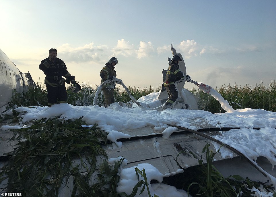 17305248-7361665-Passengers_reported_seeing_a_flash_and_smoke_coming_from_one_eng-a-76_1565916593764