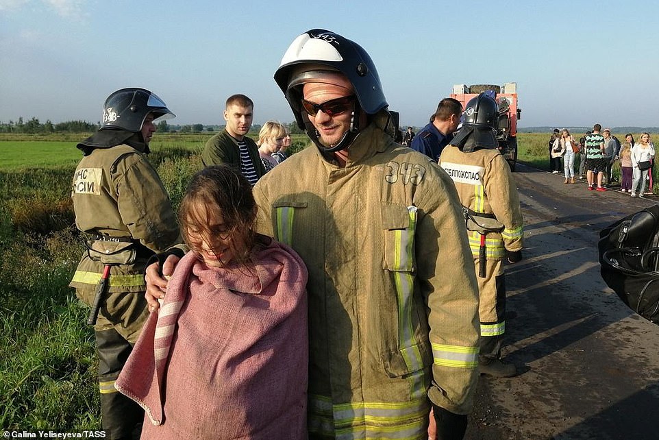 17330614-7361665-Rescuers_help_passengers_of_an_Airbus_A321_plane_of_the_Ural_Air-a-70_1565916593607