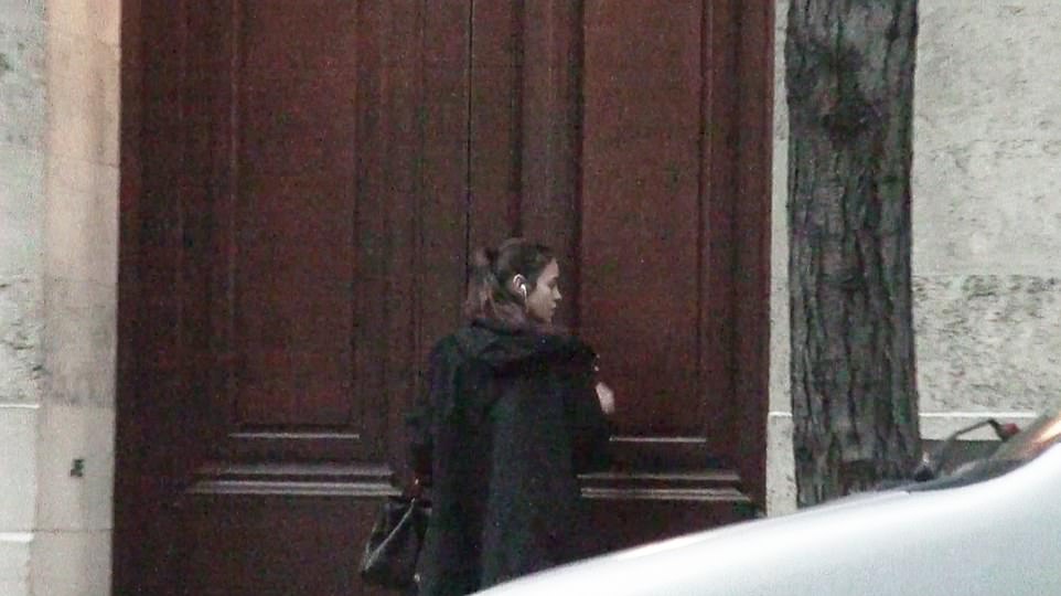 17395758-7367511-As_the_light_begins_to_fade_another_brunette_arrives_at_Epstein_-a-3_1566080886926