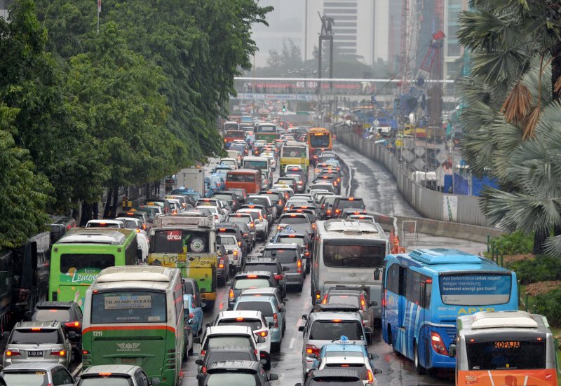 This picture taken on January 20, 2015 shows a gridlock in Jakarta\'s main road. Jakarta has just won the distinction of having the worlds worst traffic, according to a recent index. AFP PHOTO / Bay ISMOYO (Photo credit should read BAY ISMOYO/AFP/Getty Images)