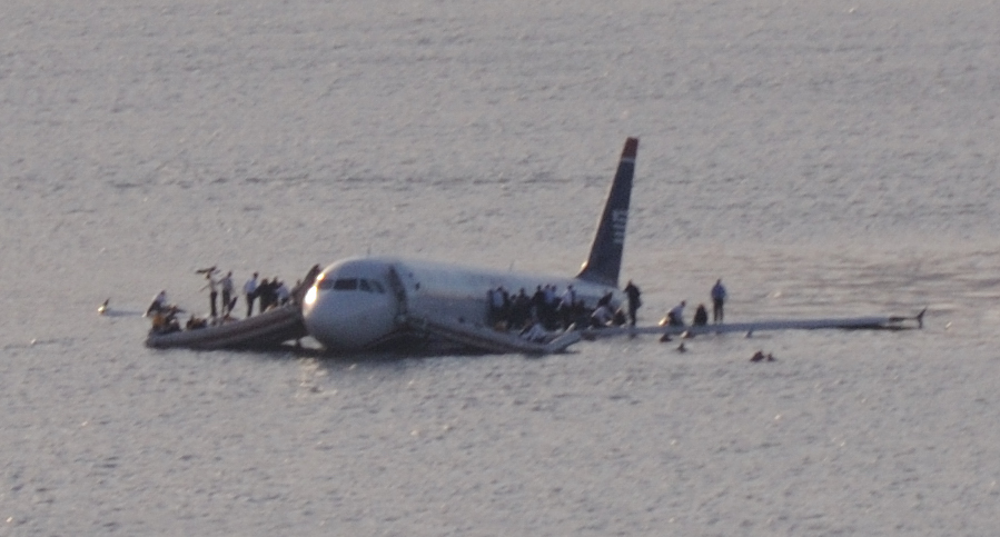 US_Airways_Flight_1549_(N106US)_after_crashing_into_the_Hudson_River_(crop_2)