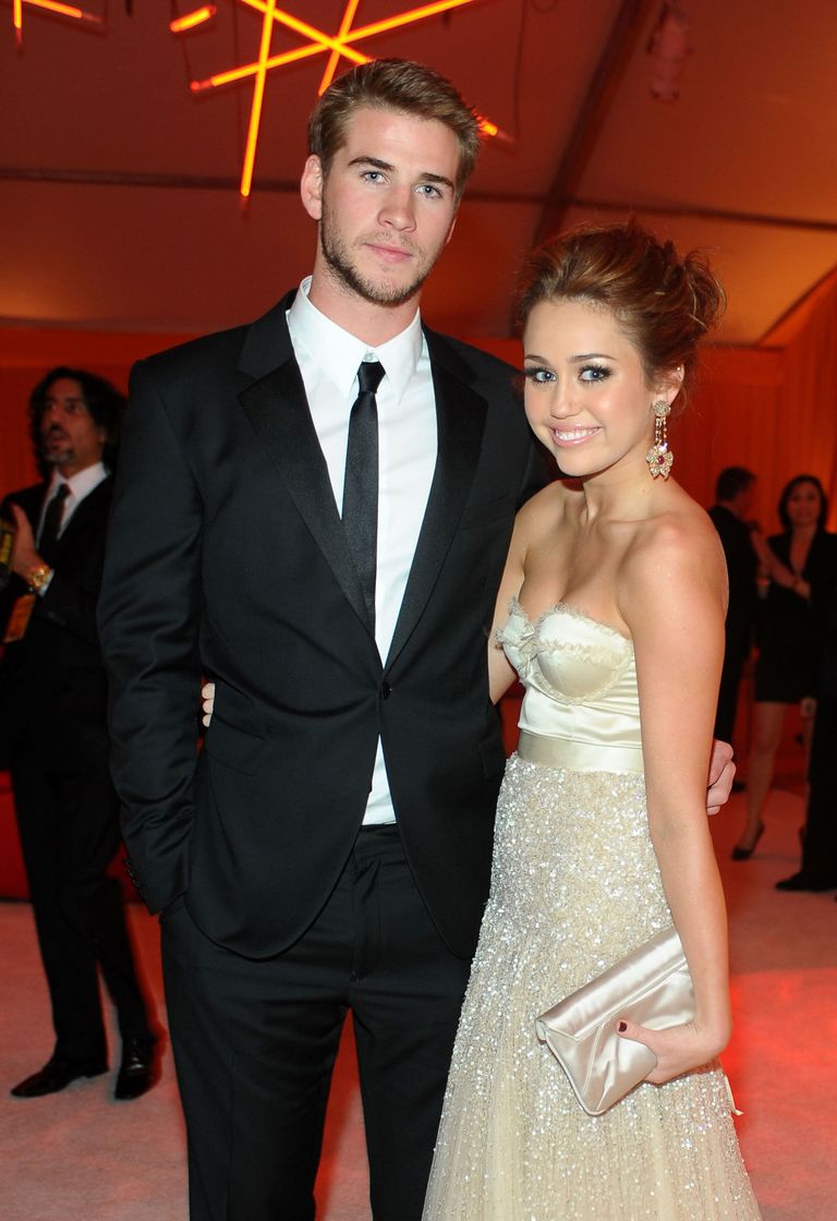 gallery-1453398635-miley-cyrus-liam-hemsworth-oscars-party-2010