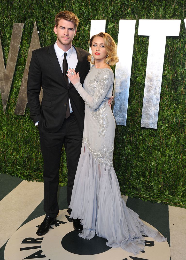 gallery-1453401634-miley-cyrus-liam-hemsworth-vanity-fair-oscars-2012