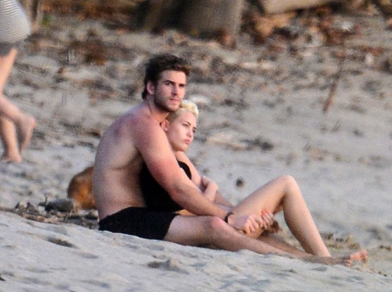 gallery-1453407988-liam-hemsworth-costa-rica-shirtless-012116