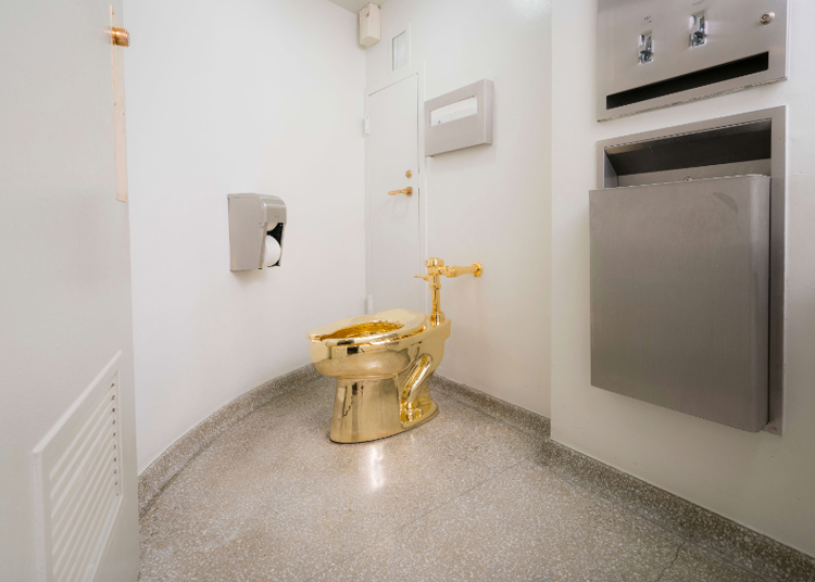 cattelan-18-karat-gold-toilet-guggenheim-4