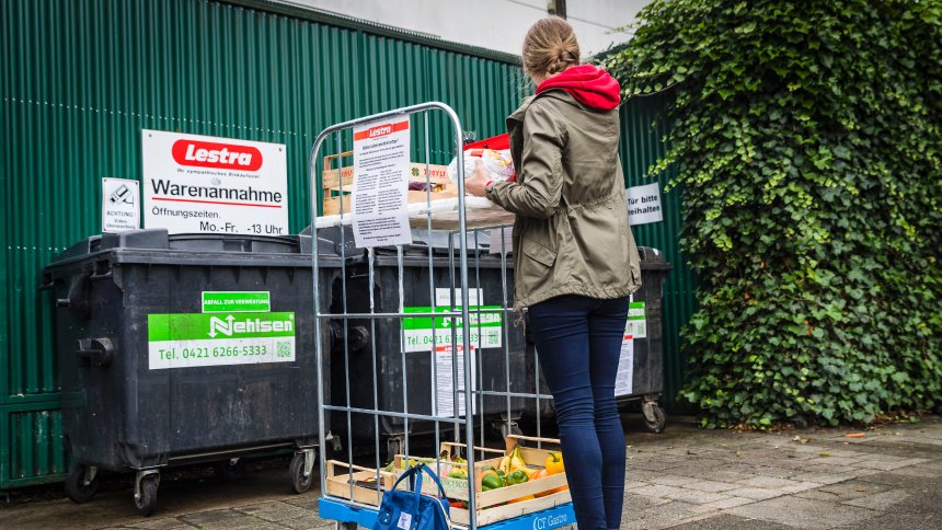 Lebensmittelretter nehmen Waren die nicht mehr im Laden verkauft werden mit.Reportage/Portrait: Cornelius Strangemann (Geschaeftsfuehrer Lestra Supermarkt) erlaubt das Containern - 12.07.2019 - Bremen.Mit Hinweisschildern an den Muelltonnen wendet sich das Unternehmen an sogenannte Lebensmittelretter und gibt ihnen Tipps, worauf sie bei weggeworfenen Waren achten sollen.