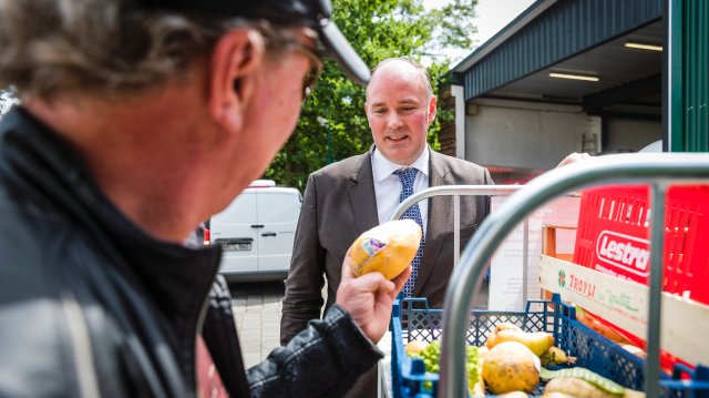 Reportage/Portrait: Cornelius Strangemann (Geschaeftsfuehrer Lestra Supermarkt) erlaubt das Containern - 12.07.2019 - Bremen.Mit Hinweisschildern an den Muelltonnen wendet sich das Unternehmen an sogenannte Lebensmittelretter und gibt ihnen Tipps, worauf sie bei weggeworfenen Waren achten sollen.