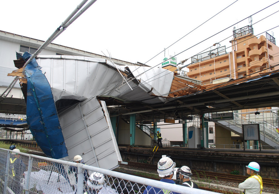 台風１５号の暴風ではがれ落ちた駅の屋根＝９日午前、千葉市中央区のＪＲ東千葉駅